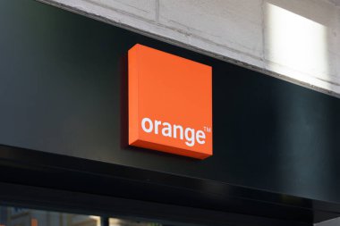 VALENCIA, İspanya - 26 Ekim 2021 Orange, Fransa 'nın çok uluslu telekomünikasyon şirketidir.