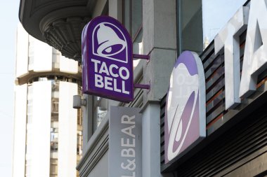 VALENCIA, İspanya - 26 Ekim 2021 Taco Bell, Amerika merkezli fast food restoranlar zinciri. Restoranlar çeşitli Meksika yemekleri sunuyor.