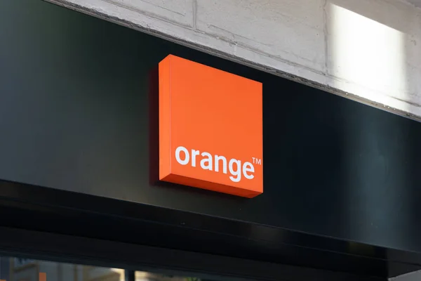 VALENCIA, İspanya - 26 Ekim 2021 Orange, Fransa 'nın çok uluslu telekomünikasyon şirketidir.