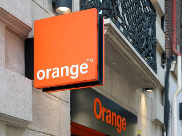 VALENCIA, İspanya - 26 Ekim 2021 Orange, Fransa 'nın çok uluslu telekomünikasyon şirketidir.
