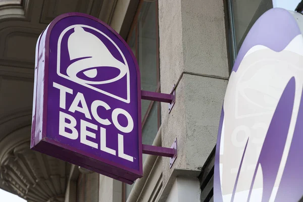 VALENCIA, İspanya - 26 Ekim 2021 Taco Bell, Amerika merkezli fast food restoranlar zinciri. Restoranlar çeşitli Meksika yemekleri sunuyor.