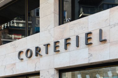 VALENCIA, İspanya - 26 Ekim 2021: Cortefiel, Avrupa 'nın önde gelen moda perakendecilerinden Tendam Group' un bir markasıdır.