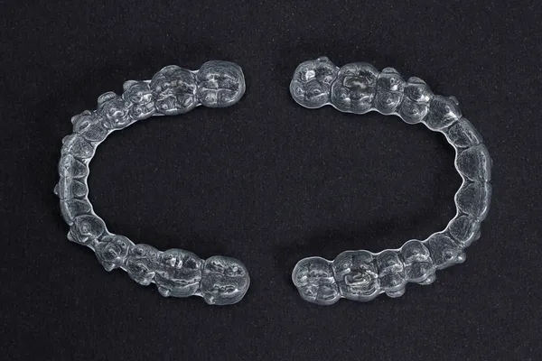 สองต ดโปร งใสบนพ นหล แนวค ดการจ นแบบใส Invisalign — ภาพถ่ายสต็อก