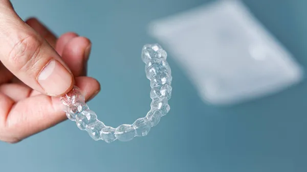 Hand Holding One Transparent Aligner Invisalign Orthodontics Concept — Stock Photo, Image