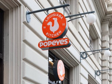 VALENCIA, İspanya - 10 Kasım 2021 Popeyes, Amerika Birleşik Devletleri 'nin çok uluslu kızarmış tavuk fast food restoranları zinciri.