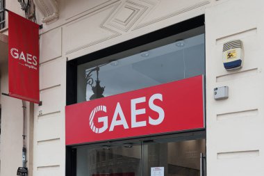 VALENCIA, İspanya - 10 Kasım 2021 Gaes dünyanın en büyük işitme cihazı perakendecisi Amplifon markası.