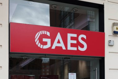 VALENCIA, İspanya - 10 Kasım 2021 Gaes dünyanın en büyük işitme cihazı perakendecisi Amplifon markası.