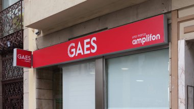 VALENCIA, İspanya - 10 Kasım 2021 Gaes dünyanın en büyük işitme cihazı perakendecisi Amplifon markası.