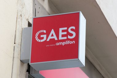 VALENCIA, İspanya - 10 Kasım 2021 Gaes dünyanın en büyük işitme cihazı perakendecisi Amplifon markası.