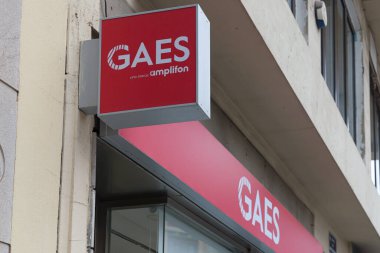 VALENCIA, İspanya - 10 Kasım 2021 Gaes dünyanın en büyük işitme cihazı perakendecisi Amplifon markası.
