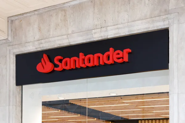 VALENCIA, İspanya - 10 Kasım 2021 Banco Santander, İspanya merkezli bir bankadır. Dünyanın en önemli finans kuruluşlarından biridir.