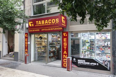 VALENCIA, İspanya - 10 Kasım 2021: Tütün ve pul mağazası şehir merkezinde