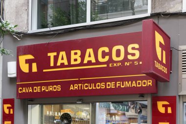 VALENCIA, İspanya - 10 Kasım 2021: Tütün ve pul mağazası şehir merkezinde