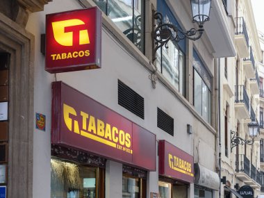 VALENCIA, İspanya - 10 Kasım 2021: Tütün ve pul mağazası şehir merkezinde