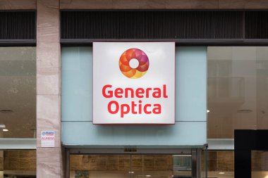 VALENCIA, İspanya - 10 Kasım 2021: General Optica, optik moda üretimi, tasarımı ve dağıtımında dünya liderlerinden biri olan De Rigo Grubu 'nun bir parçasıdır.