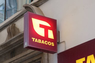VALENCIA, İspanya - 10 Kasım 2021: Tütün ve pul mağazası şehir merkezinde