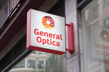 VALENCIA, İspanya - 10 Kasım 2021: General Optica, optik moda üretimi, tasarımı ve dağıtımında dünya liderlerinden biri olan De Rigo Grubu 'nun bir parçasıdır.