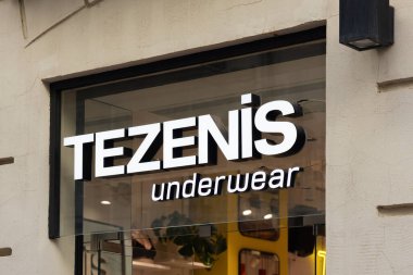VALENCIA, İspanya - 15 Kasım 2021 Tezenis, Calzedonia Grubu 'na ait bir moda markasıdır. Mayo, iç çamaşırı ve giysi satıyor.