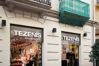 VALENCIA, İspanya - 15 Kasım 2021 Tezenis, Calzedonia Grubu 'na ait bir moda markasıdır. Mayo, iç çamaşırı ve giysi satıyor.
