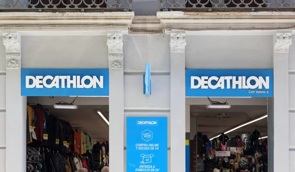VALENCIA, İSPA - 15 Kasım 2021 Decathlon Fransız spor ürünleri perakendecisi.