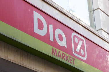 VALENCIA, İSPA - 15 Kasım 2021: DIA, İspanya 'nın çok uluslu indirimli süpermarket zinciri.
