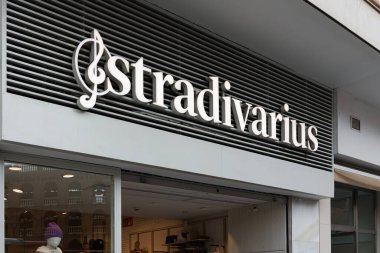 VALENCIA, İSPA - 10 Kasım 2021 Stradivarius, Inditex Grubu 'nun sahibi olduğu kadın giyim markası.