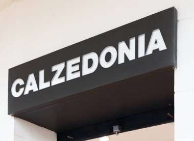 VALENCIA, İspanya - 10 Kasım 2021 Calzedonia mayo, tayt ve tayt satan İtalyan moda markası.