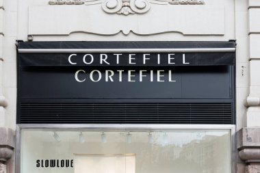 VALENCIA, İspanya - 10 Kasım 2021: Cortefiel, Avrupa 'nın önde gelen moda perakendecilerinden Tendam Group' un bir markasıdır.