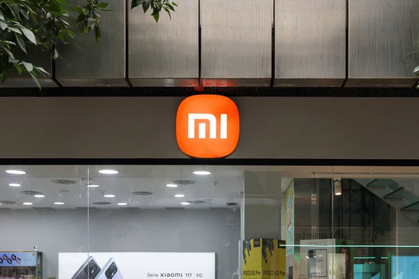 VALENCIA, İspanya - 10 Kasım 2021 Xiaomi, Çinli tasarımcı ve tüketici elektroniği, ilgili yazılımlar, ev aletleri ve ev eşyaları üreticisi.