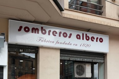 VALENCIA, İspanya - 10 Kasım 2021 Albero iki yüzyıldan fazla tarihli bir şapka dükkanıdır.