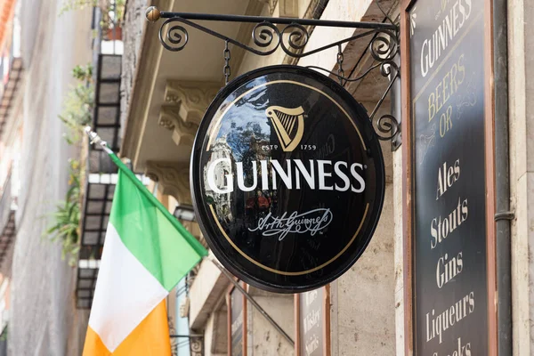 VALENCIA, İSPAN - 19 Kasım 2021 Guinness, İrlanda 'da yaşayan bir şişmandır. En başarılı alkol markalarından biridir.