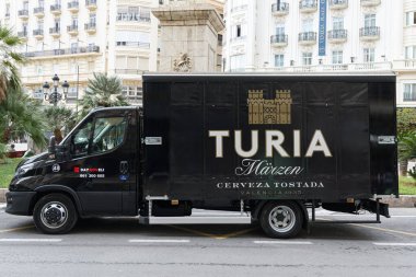 VALENCIA, İspanya - 19 Kasım 2021: Turia İspanya 'nın Valencia şehrinde üretilen marzen birasıdır. Teslimat kamyonu