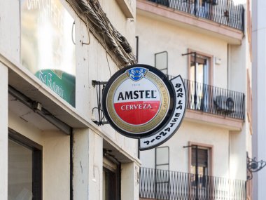 VALENCIA, İspanya - 23 Kasım 2021: Amstel, 1968 yılından beri Heineken International 'ın sahibi olduğu 1870 yılında kurulan bir Hollanda bira fabrikası.