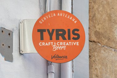 VALENCIA, İspanya - 23 Kasım 2021 Tyris, İspanya 'nın Valencia şehrinde üretilen bira birası.