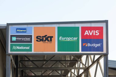 VALENCIA, İspanya - 23 Kasım 2021 Tren İstasyonu otoparkındaki kiralık araba şirketi logoları