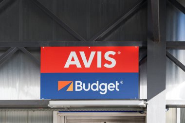 VALENCIA, İSPA - 23 Kasım 2021: Avis ve Bütçe, Amerikan araba kiralama şirketleridir.