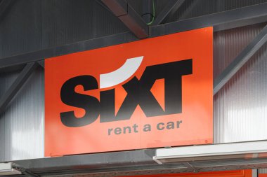 VALENCIA, İSPA - 23 Kasım 2021: Sixt, Alman araba kiralama şirketi.