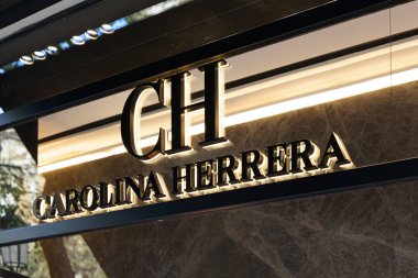 VALENCIA, İspanya - 15 Kasım 2021: Carolina Herrera Venezuelalı moda tasarımcısı. Butik logosu