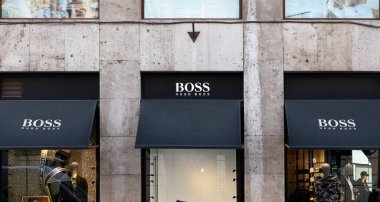 VALENCIA, İSPAN - 15 Kasım 2021 Hugo Boss bir Alman lüks moda evi.