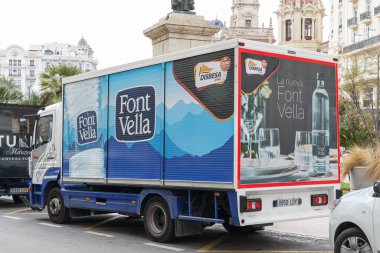 VALENCIA, İspanya - 19 Kasım 2021: Yazı Tipi Vella İspanya 'da en çok tüketilen doğal maden suyudur.
