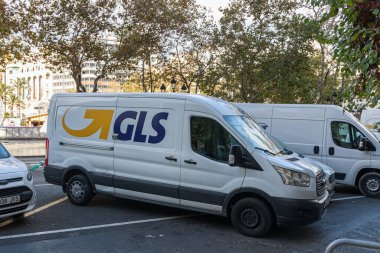 VALENCIA, İspanya - 29 Kasım 2021: GLS, Hollanda merkezli bir İngiliz lojistik şirketidir.