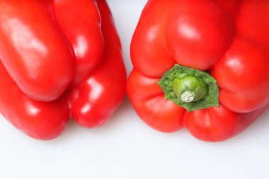 Beyaz arka planda iki tatlı kırmızı biber