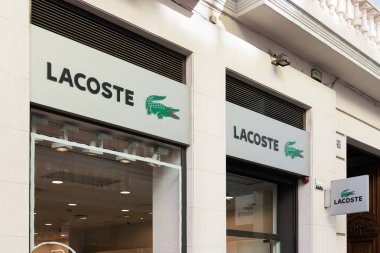 VALENCIA, İSPA - 01 Aralık 2021 Lacoste, Fransız giyim ve aksesuar firması.