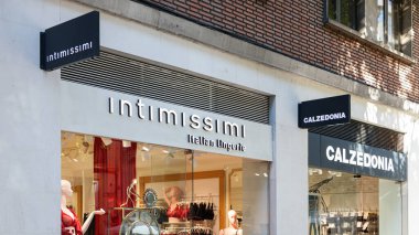 VALENCIA, İspanya - 01 Aralık 2021 Intimissimi, İtalyan giyim markası. Calzedonia Grubu 'na ait.