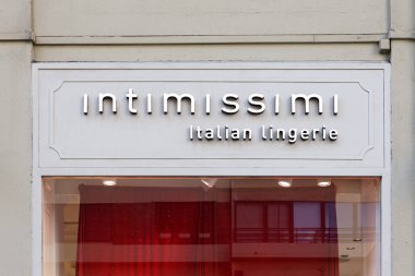 VALENCIA, İspanya - 01 Aralık 2021 Intimissimi, İtalyan giyim markası. Calzedonia Grubu 'na ait.