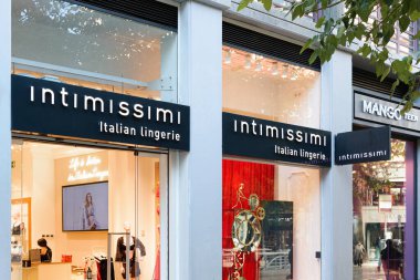 VALENCIA, İspanya - 01 Aralık 2021 Intimissimi, İtalyan giyim markası. Calzedonia Grubu 'na ait.