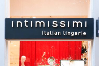 VALENCIA, İspanya - 01 Aralık 2021 Intimissimi, İtalyan giyim markası. Calzedonia Grubu 'na ait.