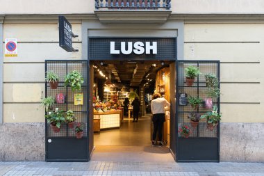 VALENCIA, İSPA - 02 Aralık 2021 Lush sadece vejetaryen tarifler kullandığını iddia eden bir İngiliz kozmetik perakendecisi.