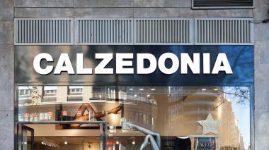 VALENCIA, İspanya - 01 Aralık 2021 Calzedonia mayo, tayt ve tayt satan İtalyan moda markası.
