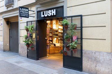 VALENCIA, İSPA - 02 Aralık 2021 Lush sadece vejetaryen tarifler kullandığını iddia eden bir İngiliz kozmetik perakendecisi.